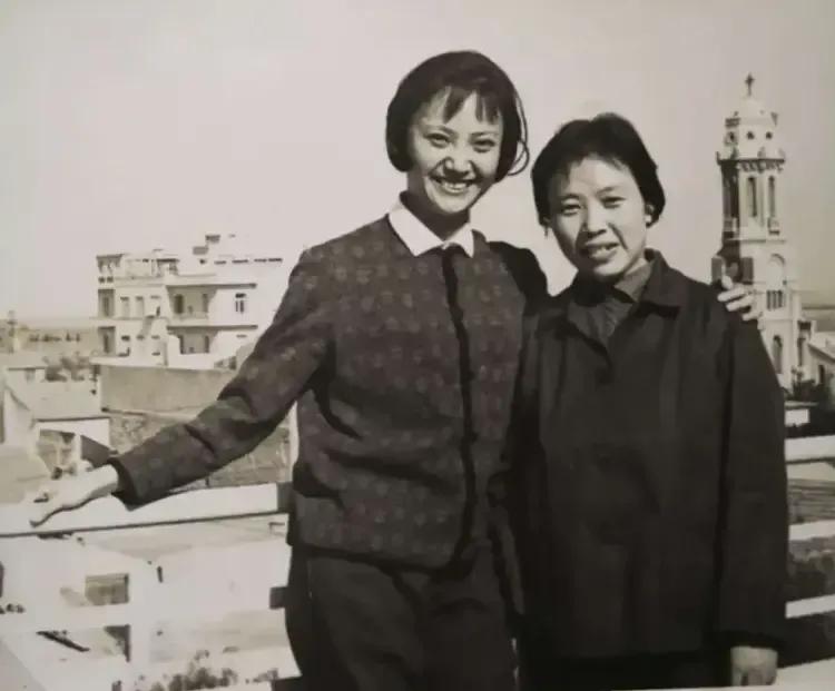 1974年杨春霞出国演出
穿着朴素，发型简单，天生丽质