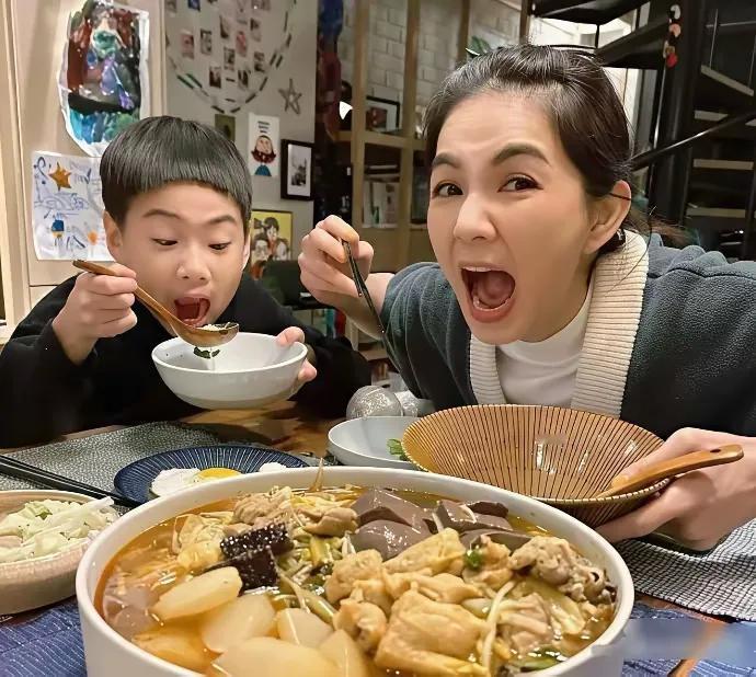 曾经SHE组合里像假小子一样的Ella，如今成了三人当中最幸福的那一个。她和儿子