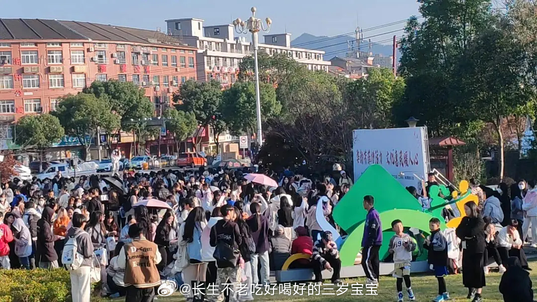 鞠婧祎粉丝应援 这还是今天到的其中一部分，还有陆续赶来的，估计要超万人了 