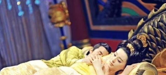 公元698年，太平公主在一个夜晚宠幸了四名男子。到了第二天清早，丫鬟们低着头去整