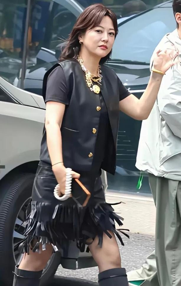 走在大街上郝蕾，身材健硕白皙丰腴，她和邓超曾经被誉为“金童玉女”然而最后分道扬镳