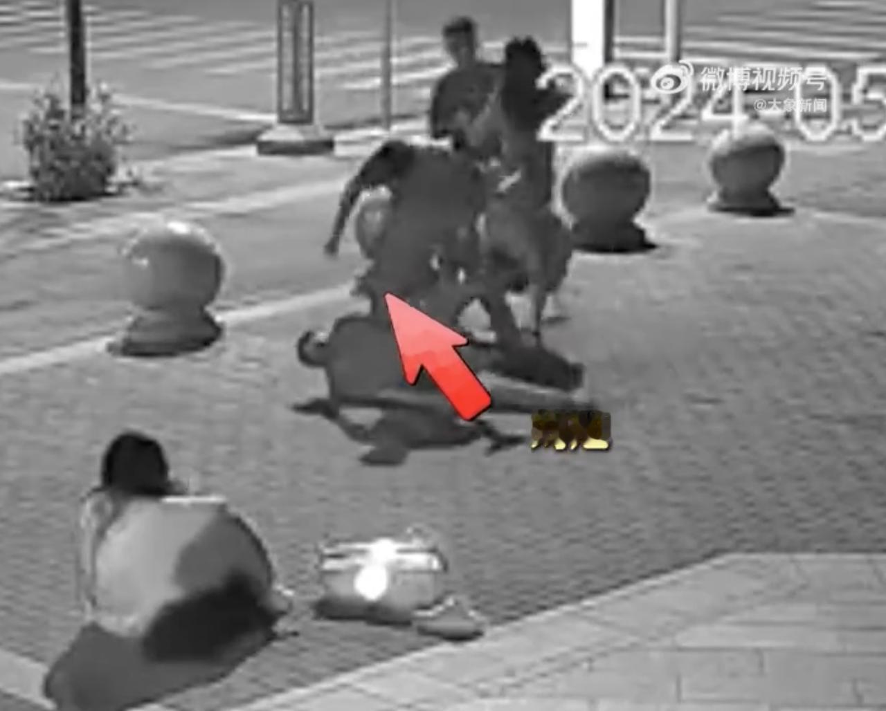 根据报道，这个案子的情况是这样的：2024年5月26日晚，父亲因女儿成绩差深夜街