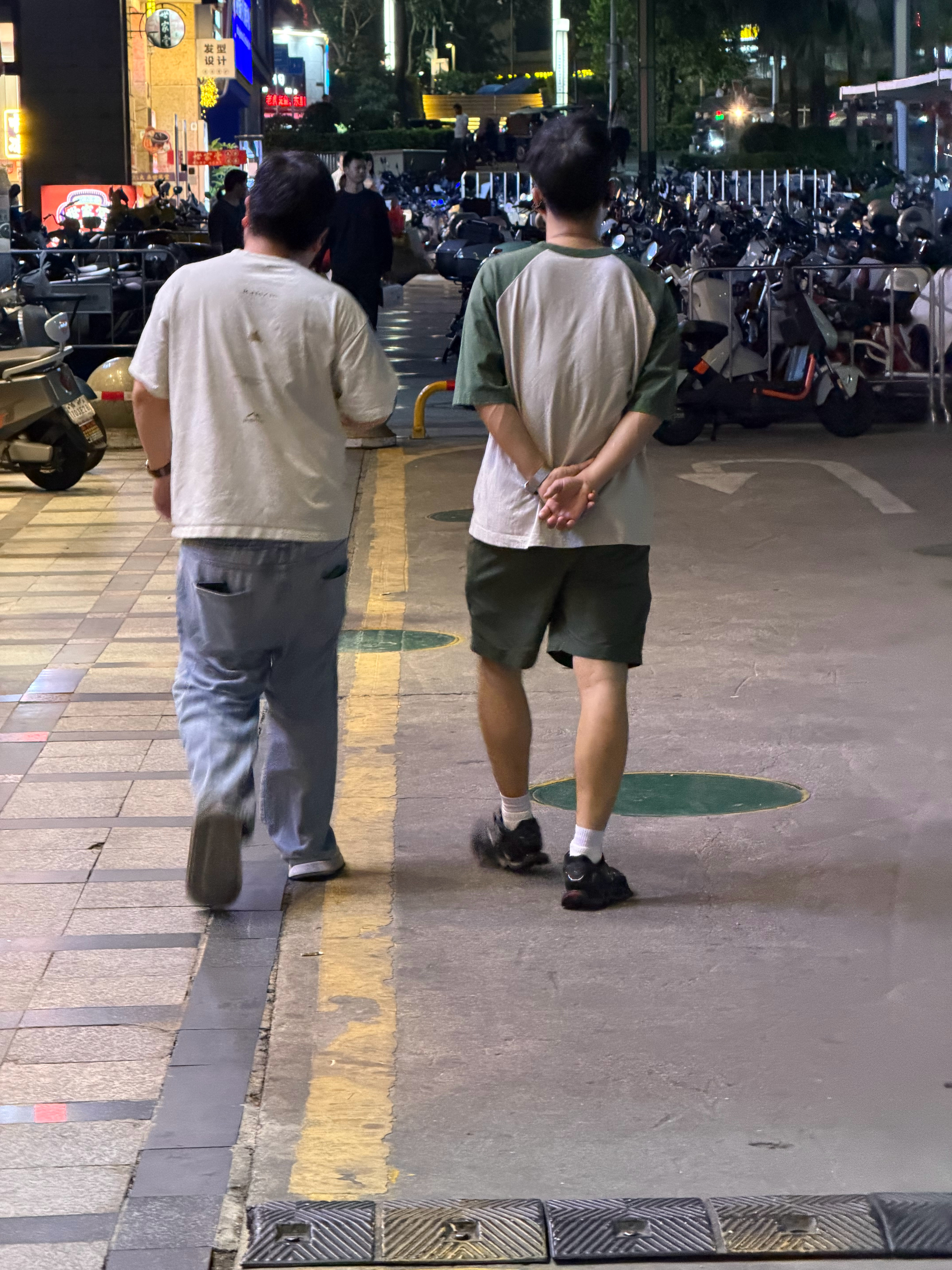 下路之后别再沉迷玩手机了，走路就是最便宜、最有效的补救，让血液动起来、肌肉松下来