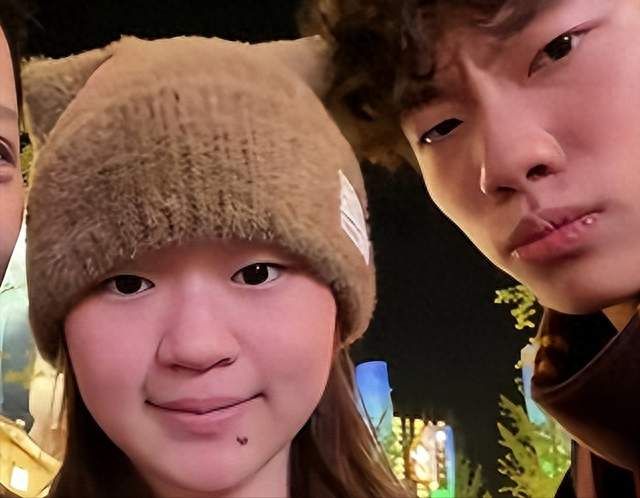 低调复出后，全红婵现身北京游玩，搭肩合照出圈，同行男生不简单