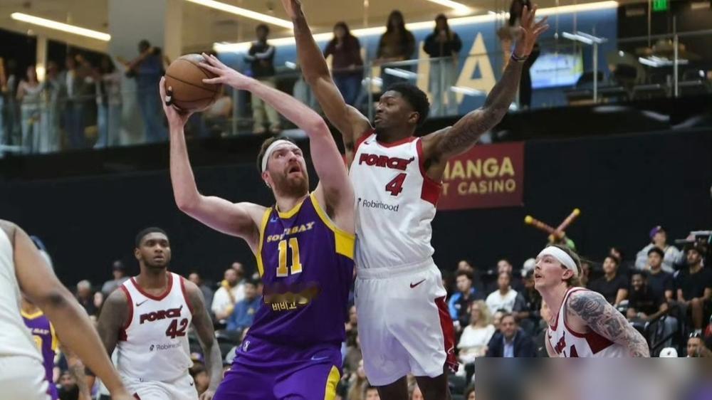 一个22岁的小伙子，年薪84万，湖人管理层眼睛都不眨一下就给裁了，背后这笔账，算