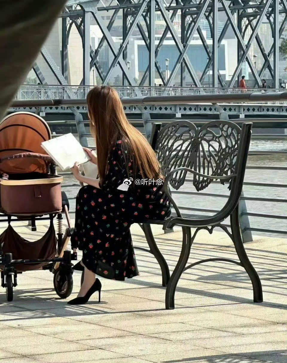 刘亦菲拍摄《玫瑰的故事》时期的路人偶遇，还是忘不了这张刘亦菲的背影 。终于懂了霸