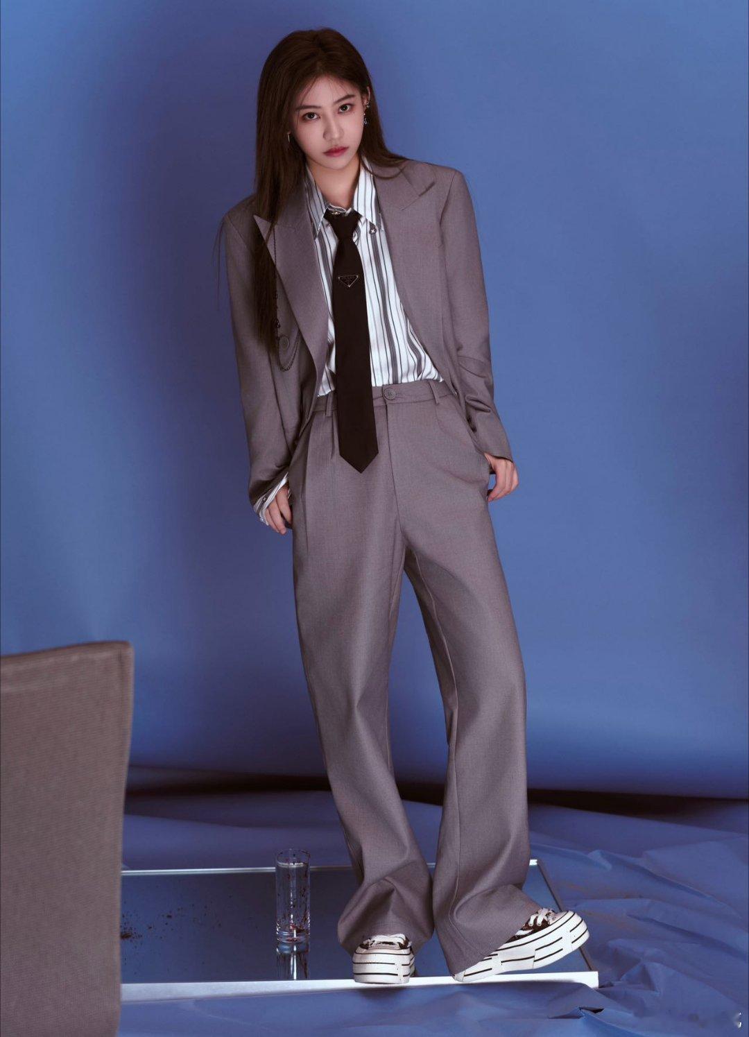 袁一琦把流光穿身上了 袁一琦红毯一出来就惊到我！流光礼服裹着细碎光感，走起来像把