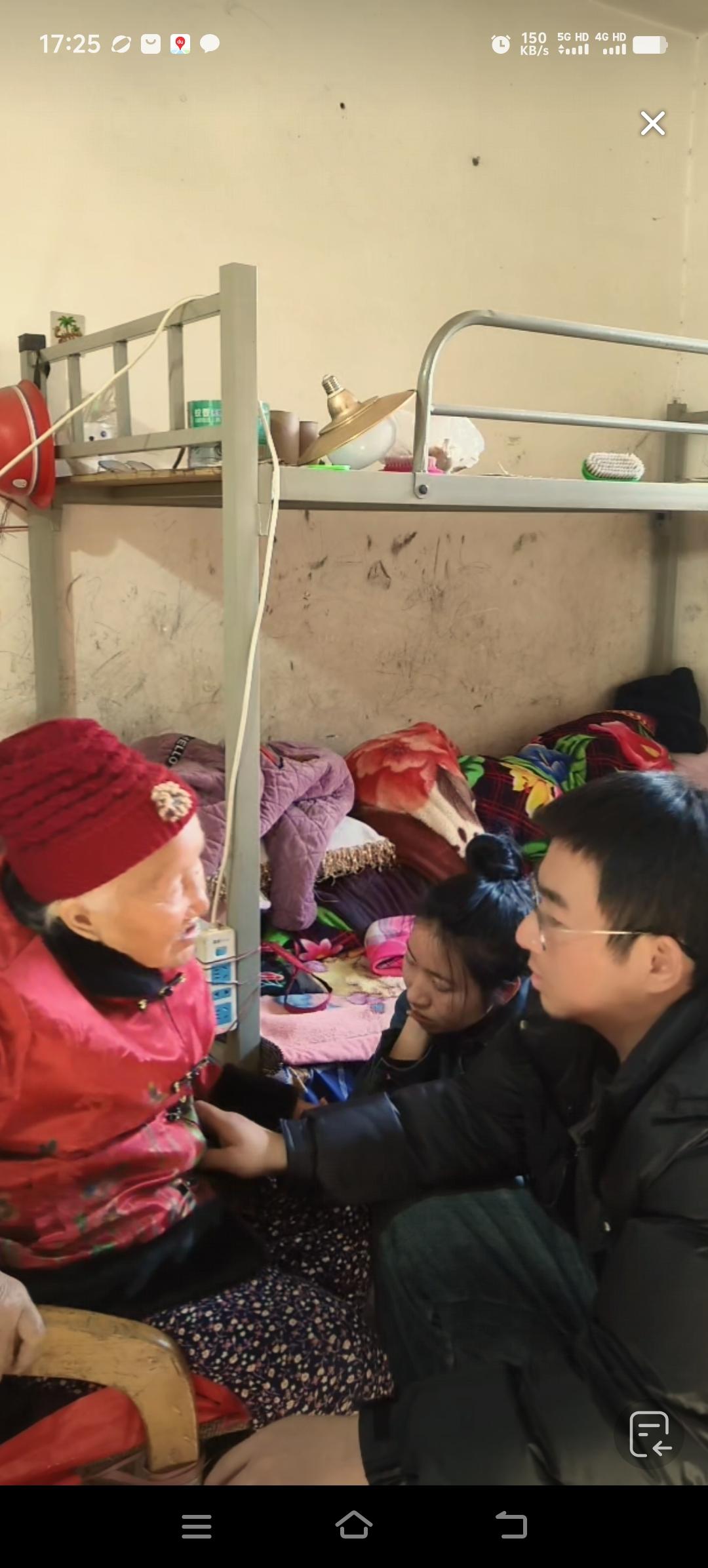 胡龙领着妹妹一行人驾车前往云南外婆的故乡。这懂得感恩、孝顺长辈的孩子，还给外婆发