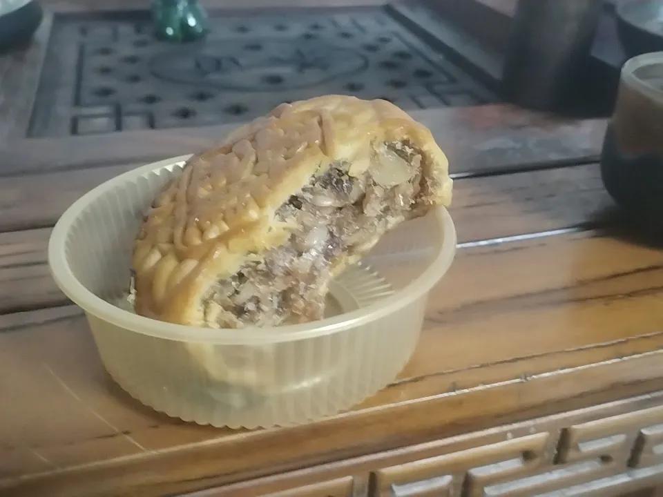 刚才觉得有点饿，看到桌上还留着一个月饼，本着不浪费的原则，拆了包装，啃了两口，然
