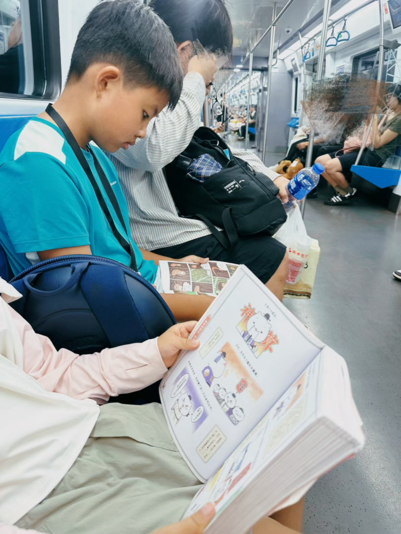 我这两个娃，这就是我为啥客厅一定要定书架的原因了，虽然还是看漫画居多，但是不管看