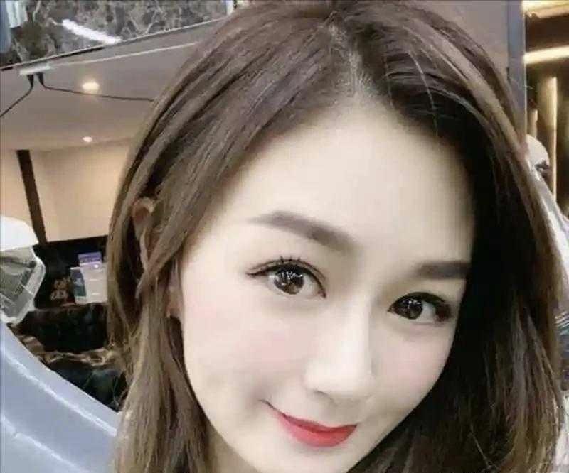 曾嫁前国足门将，辽视花旦陈密如今一人扛起养家重担
陈密曾是辽宁台当家花旦，主持多