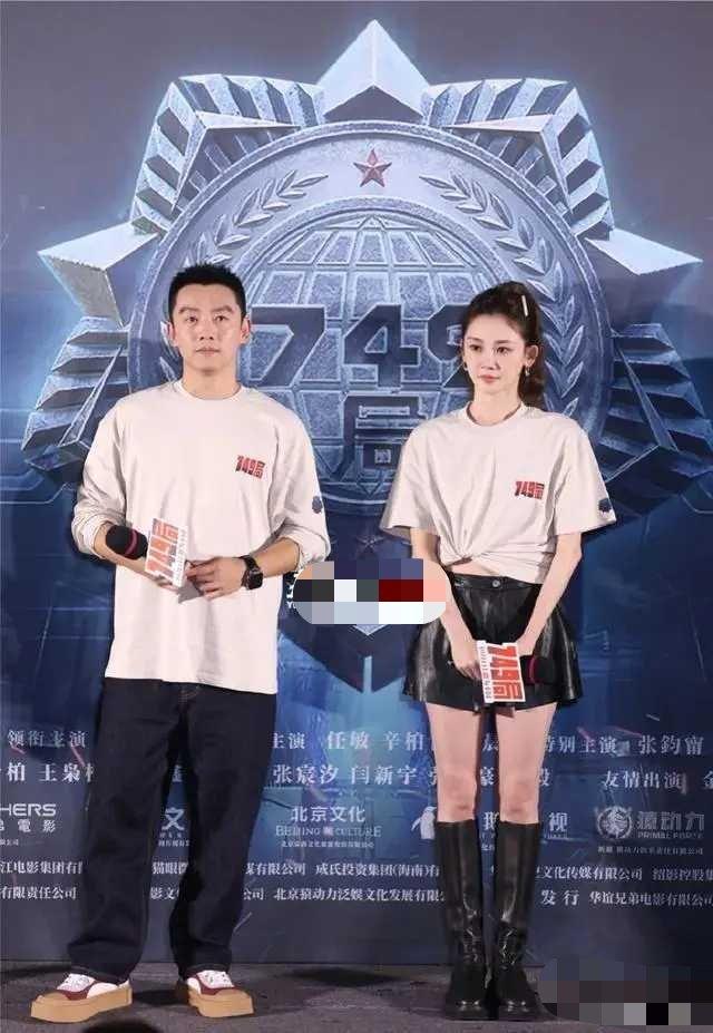 最近郑凯和苗苗一起宣传新片，两位这回搭配情侣装，看上去格外般配。

郑凯上身穿米