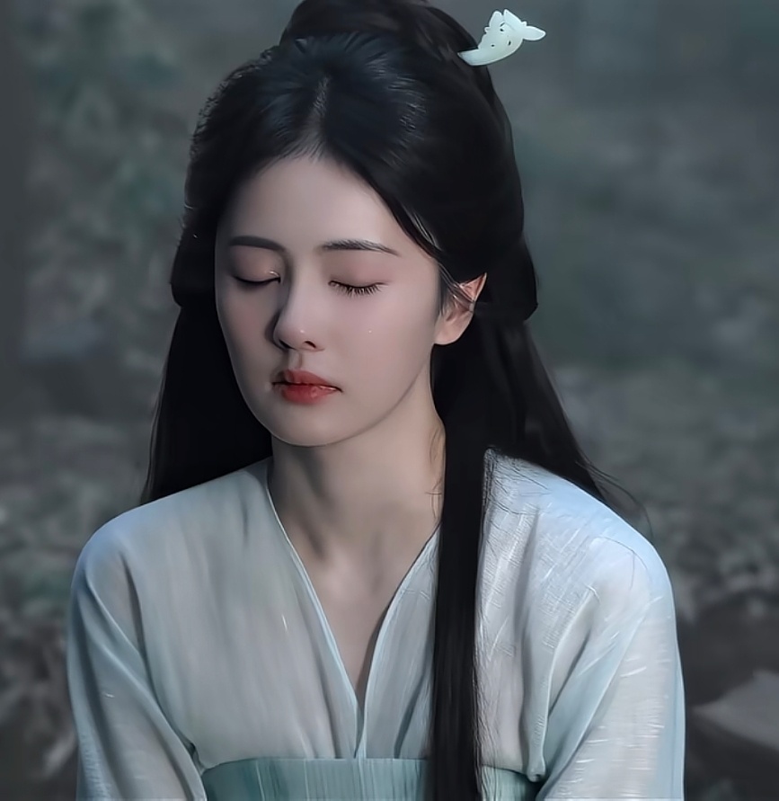 白鹿演的叶璃总给人一种活人微死，死人微活的感觉。她的眼睛要么直视你，要么空洞的透