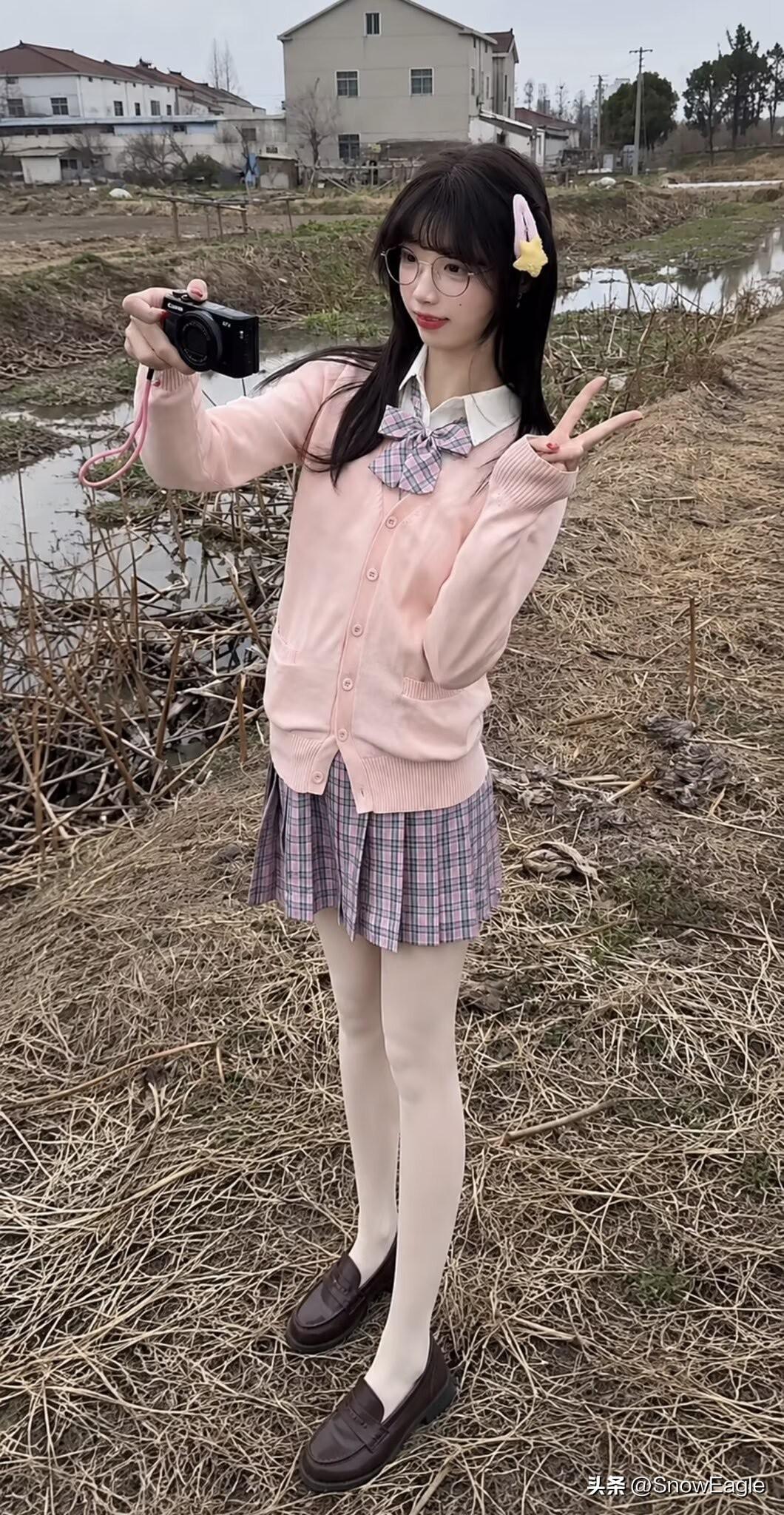 看到“粉衣少女立田间，春意盎然心自闲”，脑海里瞬间浮现出一幅绝美画面。在那绿油油