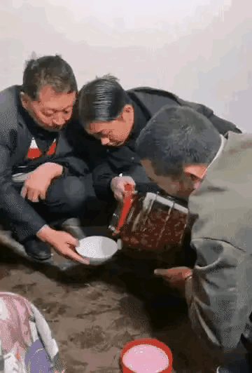 珍藏这么久了，就给自己留了一碗，剩下的都给土地公公喝了，真懂礼数[机智]