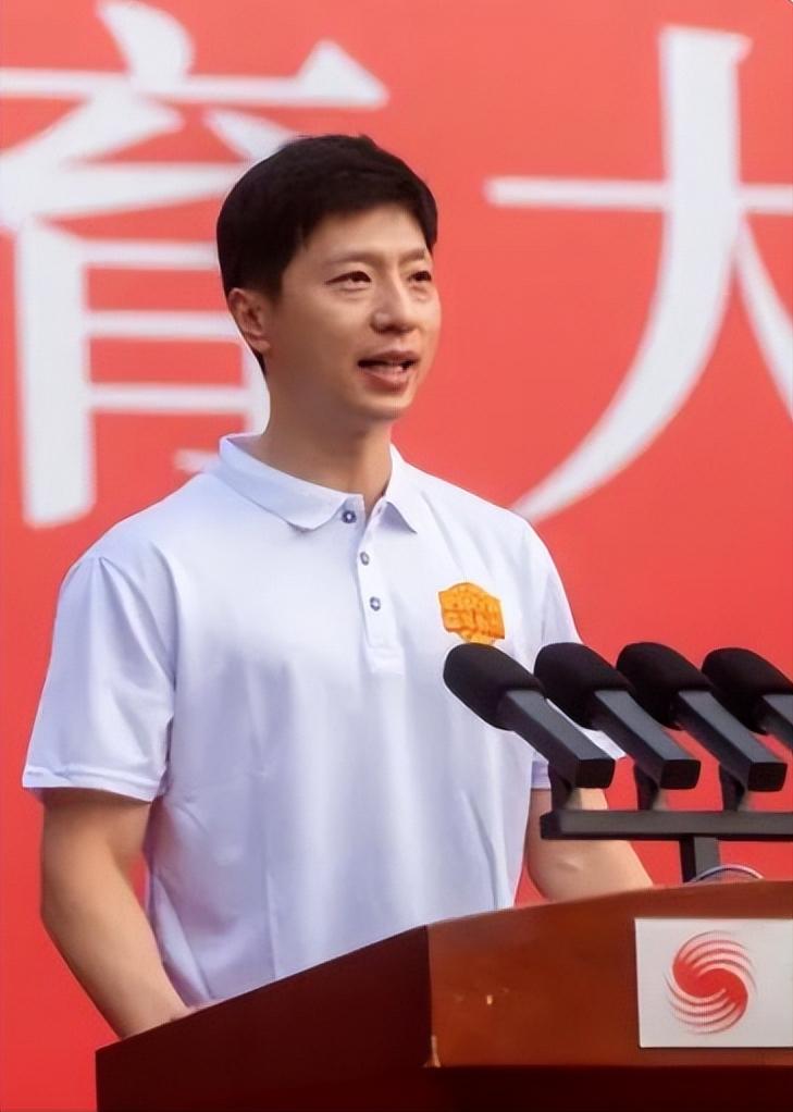 王楠当年那句评价，直到今天才彻底看懂。她说马龙不是 "坚持"，是 "坚定"，是 
