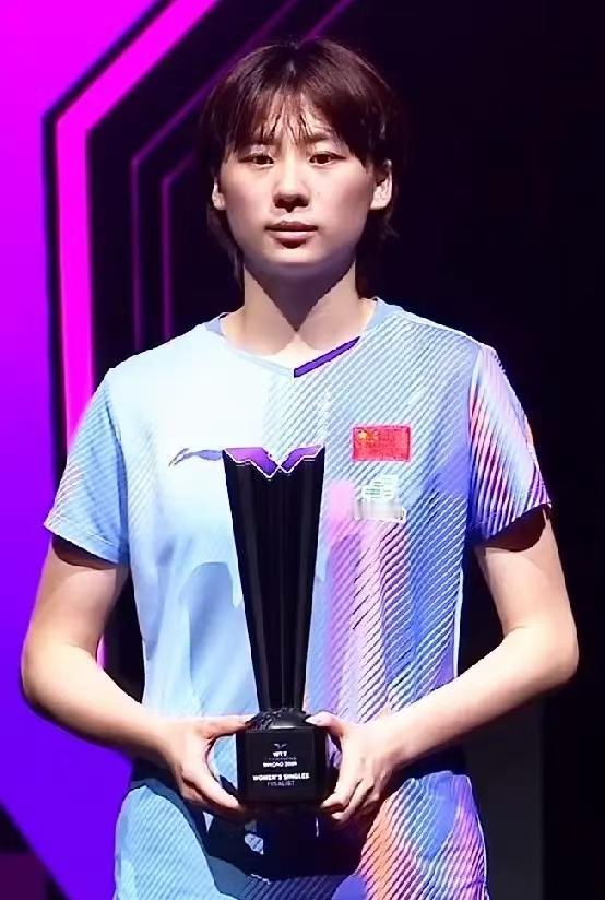 女单颁奖典礼，陈熠明显有点不甘心。
 
明眼人都看的出来，陈熠今天输得太可惜。大