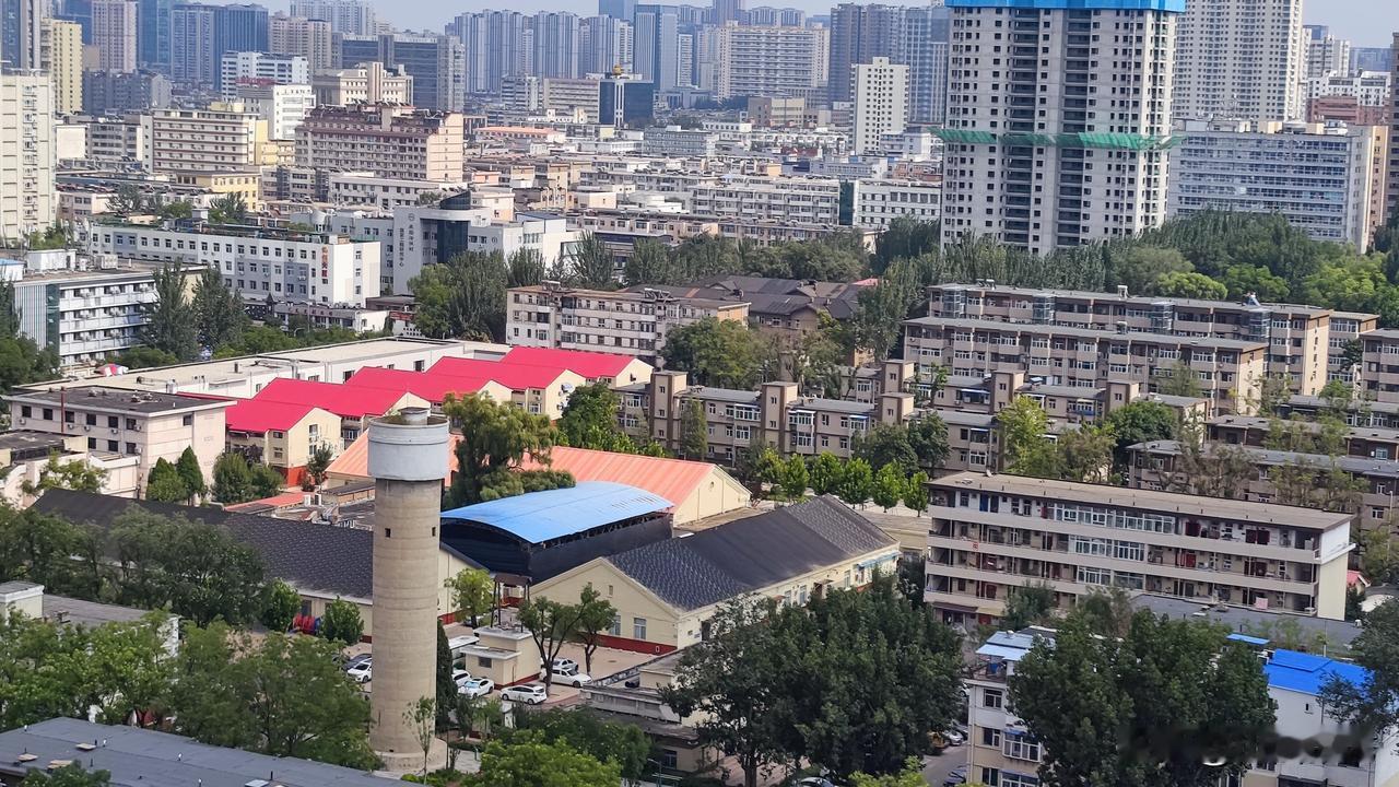 城市里的水塔早些年，水塔是城市的“供水脊梁”，为楼房稳稳托起水压，撑起千家万户的