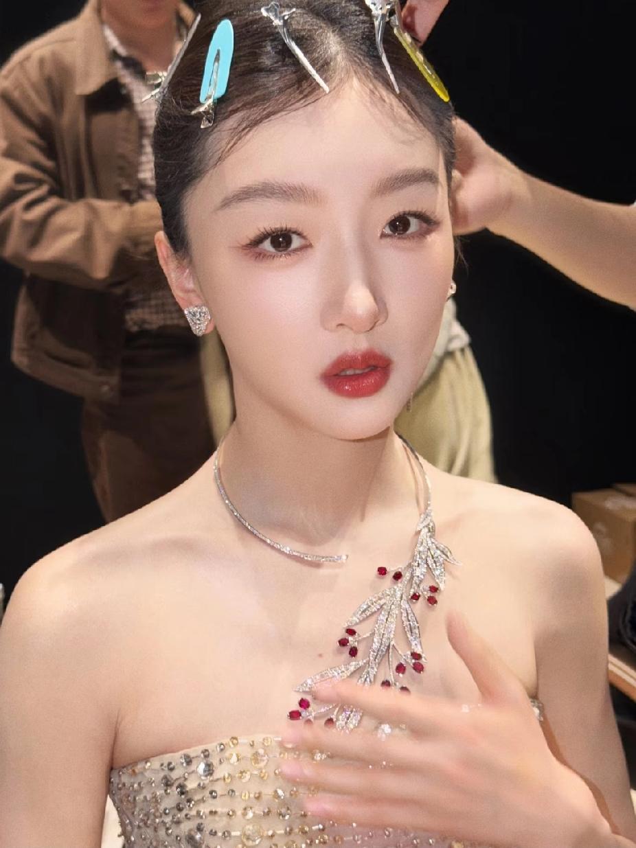 顶级骨相！只不过她并不特意走美貌路线！
这次的妆容确实出彩！卧蚕处理的妥妥的！自