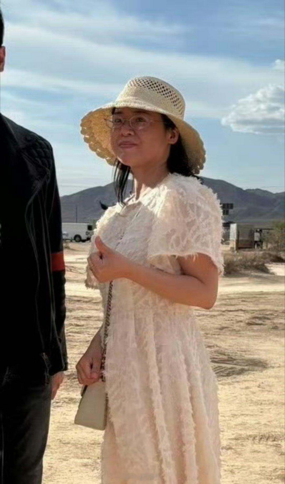 网友发来周君红未PS照片，红红你怎么能把自己P成这样？还找补说自己以前是芭比娃娃