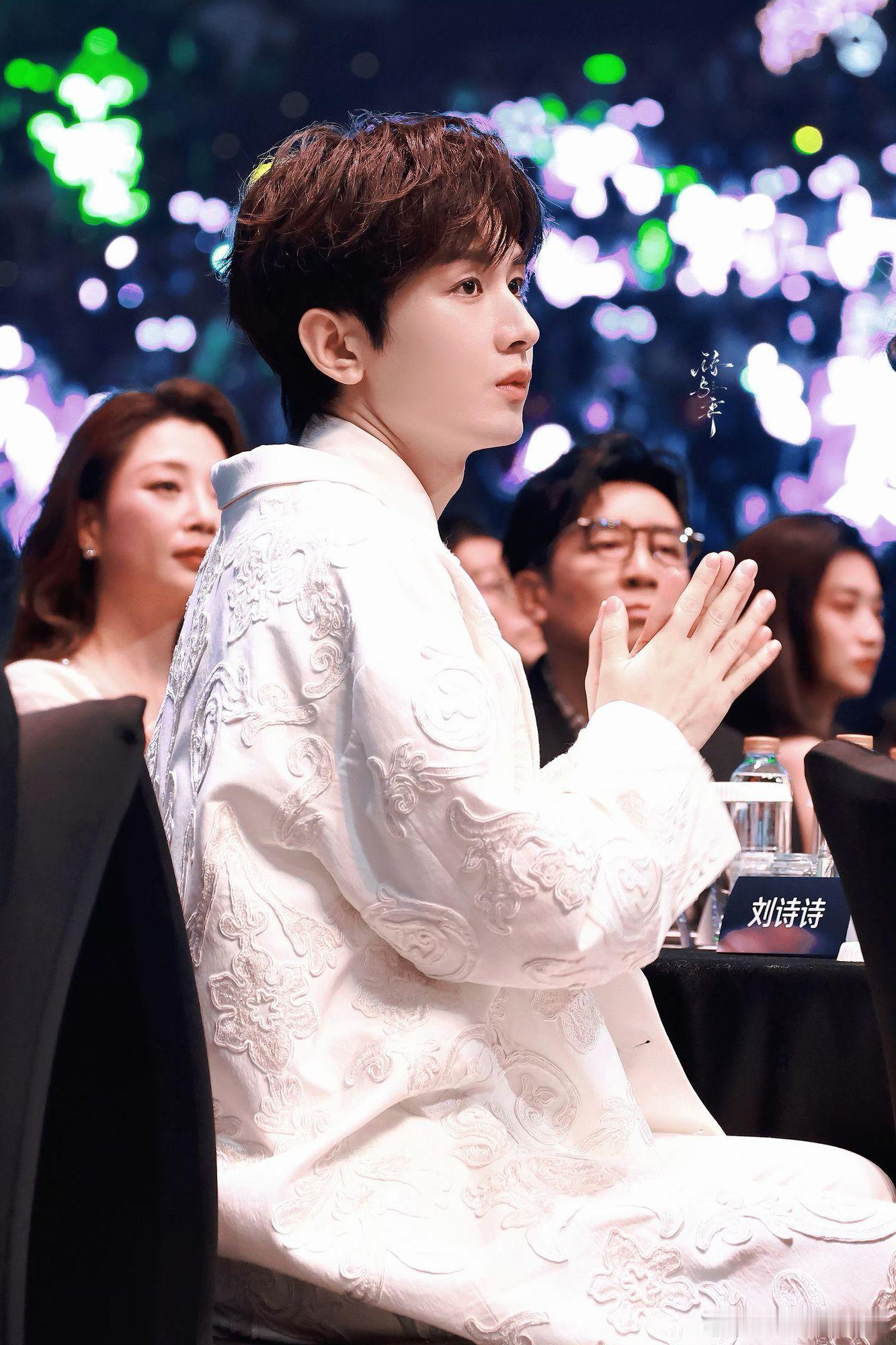 "成毅和果子是双箭头宇宙：他负责发光，我们负责反射光芒💫"成毅狩谎cy成毅林彦
