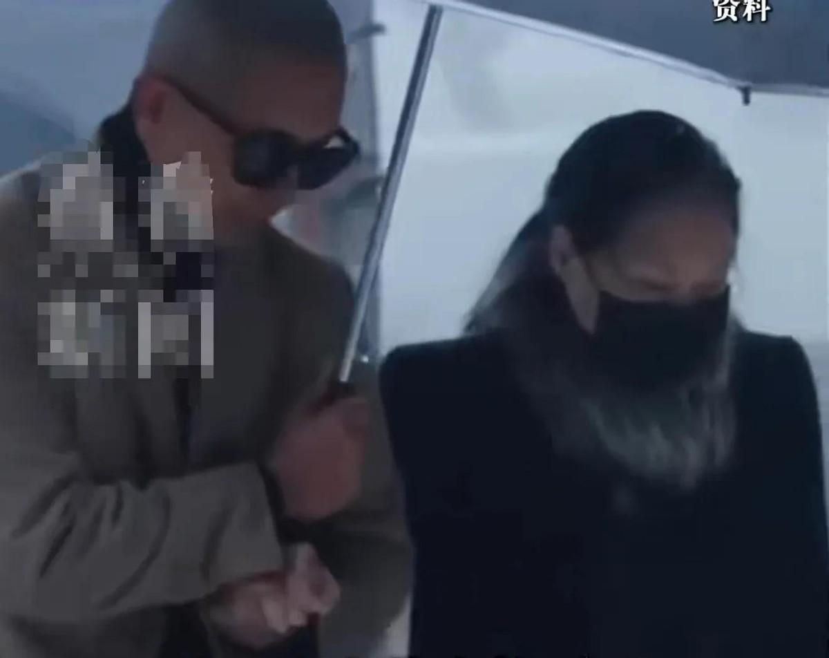 S妈刚放话，说她连两个外孙的影子都摸不着，汪小菲在背后使坏不让她见。可翻出旧账一