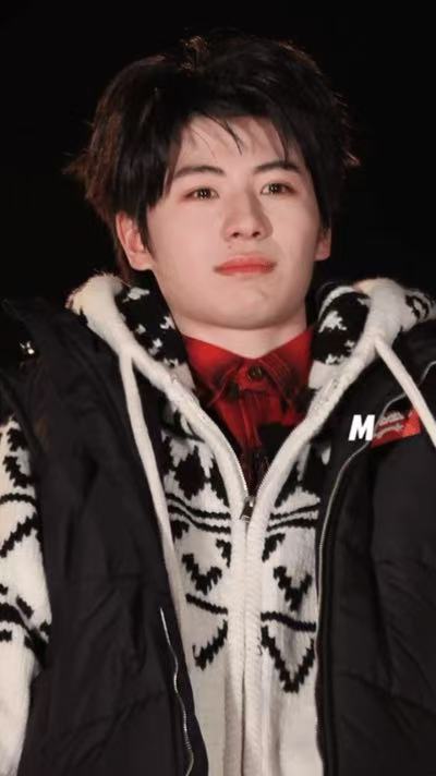 黄誉博上综艺哭了 粉丝说：“做一阵风吧。”黄誉博听懂了。因为风是自由的，是轻盈的