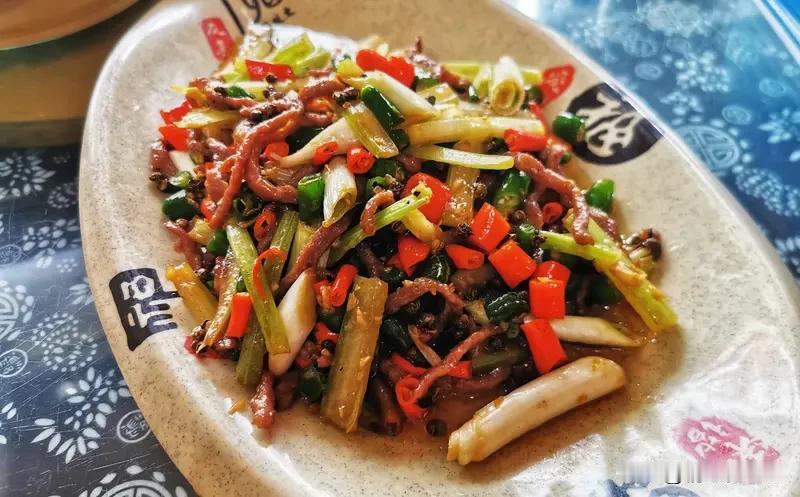 野菜和农家菜我都爱，但它们各有千秋。野菜有种天然的野趣，像荠菜，春天挖来包饺子，