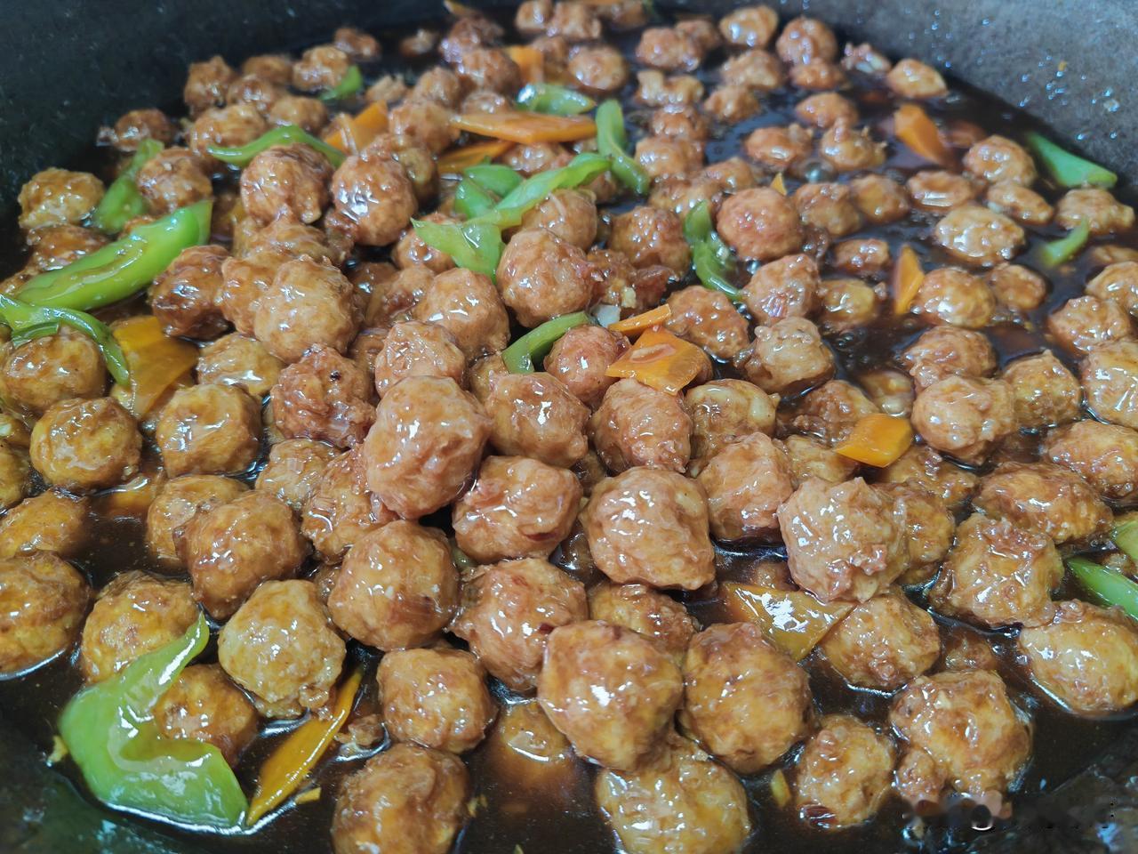 过年做丸子,买前腿肉还是后腿肉?
做丸子的话，猪前腿肉和后腿肉都可以用。后腿肉一