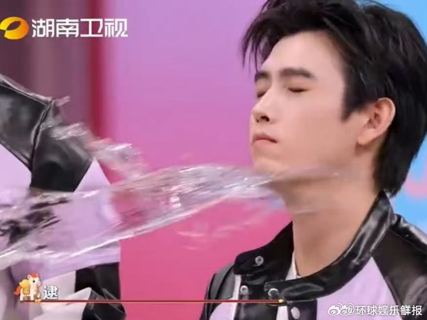 王嘉尔加陈飞宇等于人仰马翻你好星期六王嘉尔陈飞宇泼水游戏连败四局，第五局更是被水