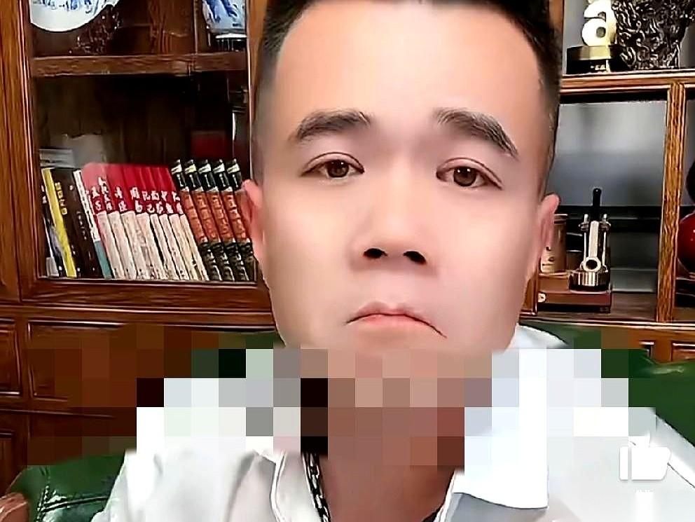 辛巴徒弟小胖在直播间里“摊牌”了。
他对着镜头放了句狠话：这两天跳得欢、忙着带辛