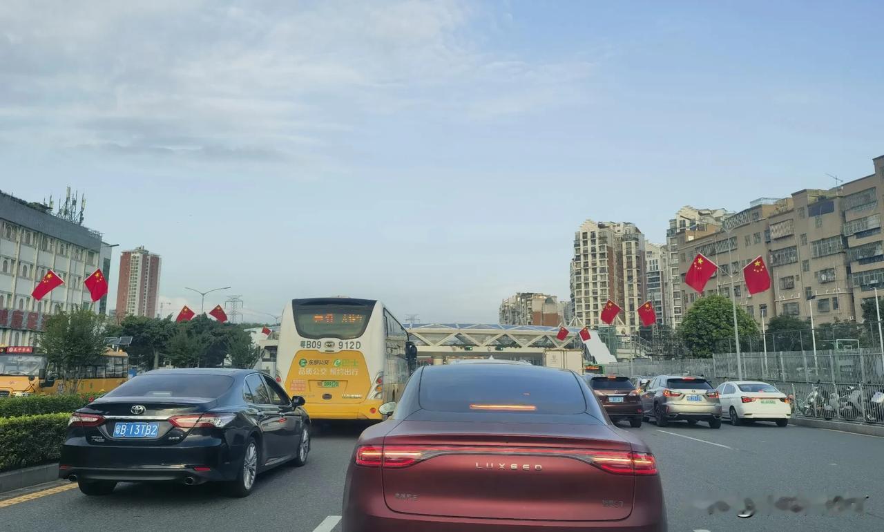上班途中看到的智界S7，颜值很高。这台车没卖好，确实可惜。

不过只要智界R7爆