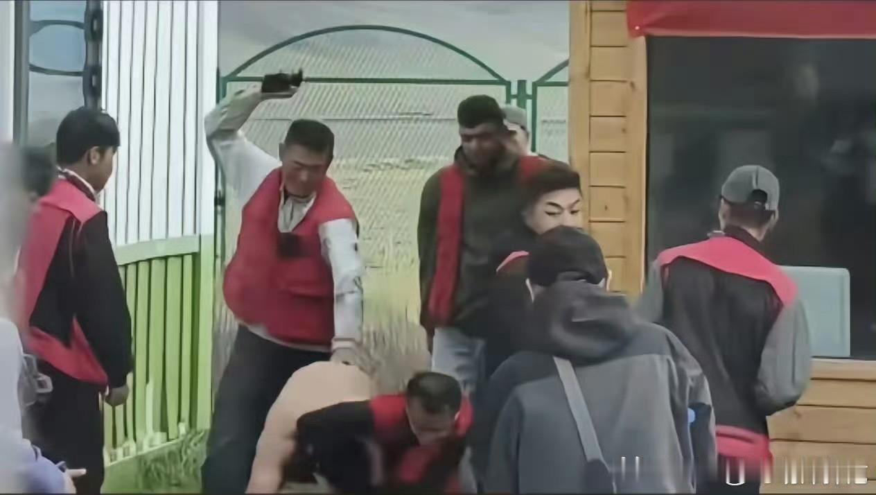 工作人员就是给人服务的，靠顾客挣钱，他们吊吊的样子是出于什么心理？？自然景观被拿