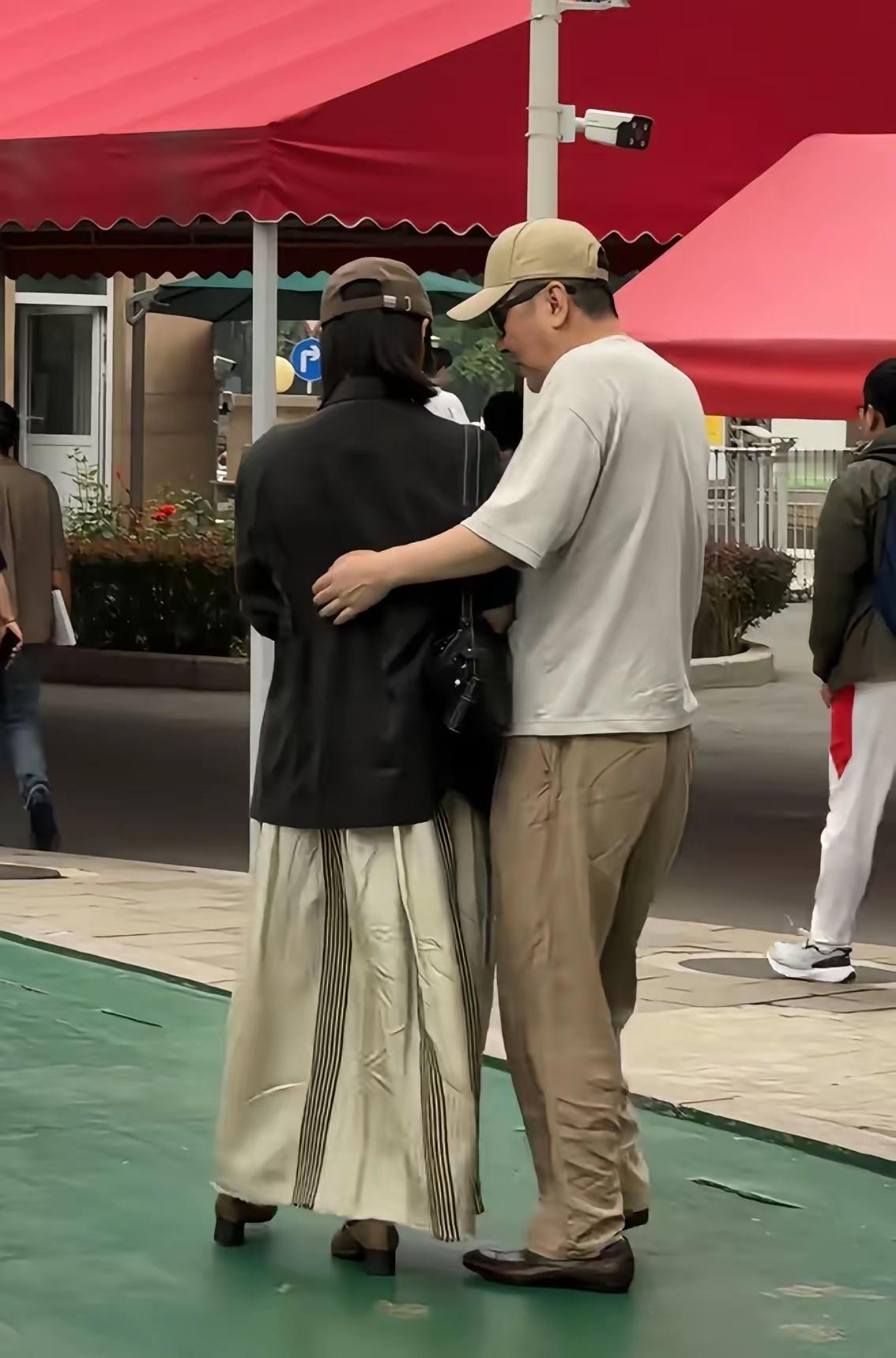 大家都别羡慕蒋勤勤了，我们永远也成不了她。原因很简单，有一个条件，很多女人都达不