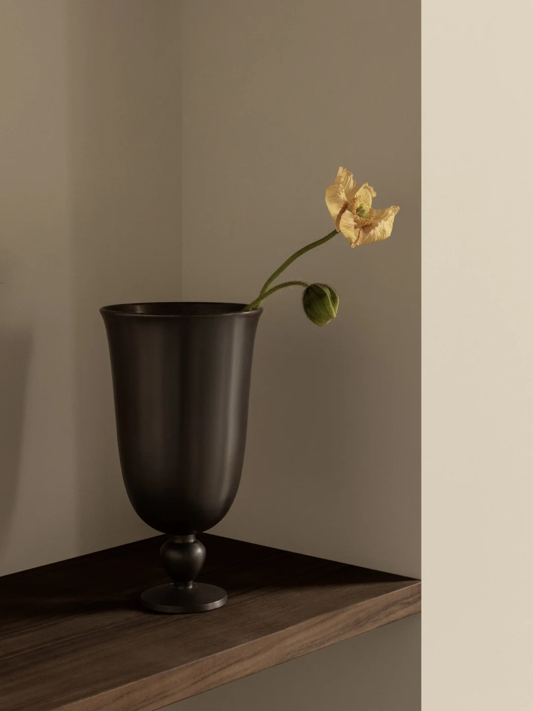 以古铜之色，承托春日野花