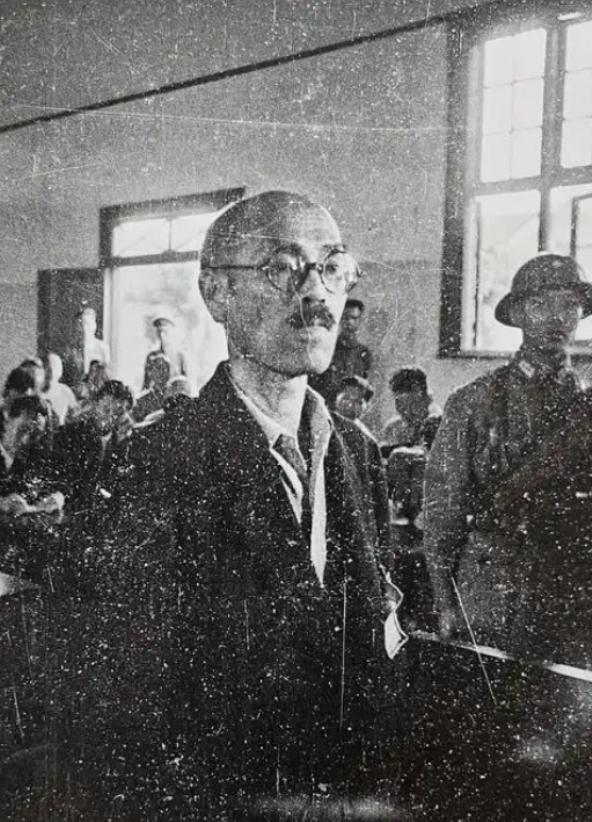 1945年，日本投降，老蒋特别对何应钦交代说：酒井隆这个战犯必须处以极刑，让他血