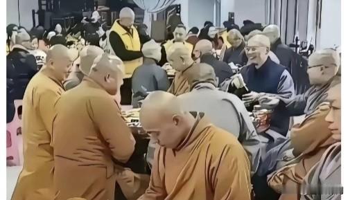 网友看图说话，萌生一个想法！普通人能否“出家养老”？这样既解决老年人养老问题，又