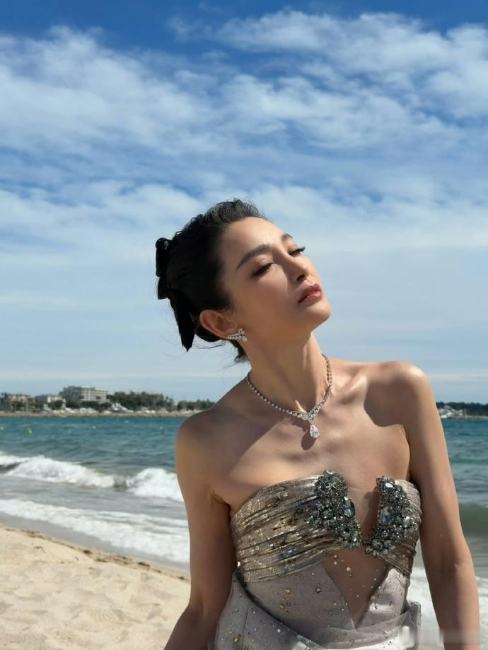 李冰冰戛纳红毯高定礼服 被这组海边随拍硬控了！卸下红毯的紧绷感，迎着海风大笑的李