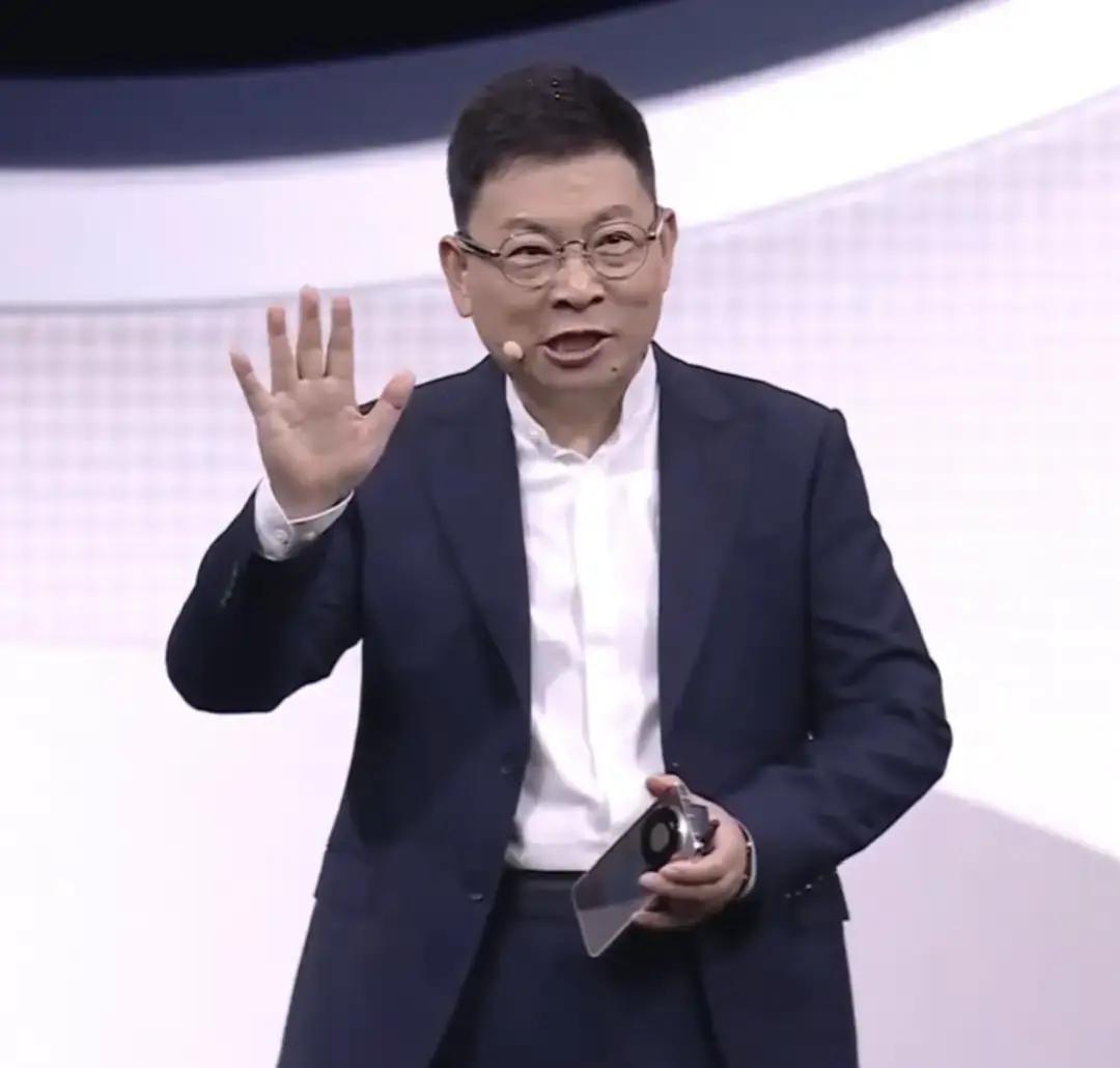 我问我男朋友，为什么今天华为发布会是线上录播，而不是直播?没想到他说，你看看老余