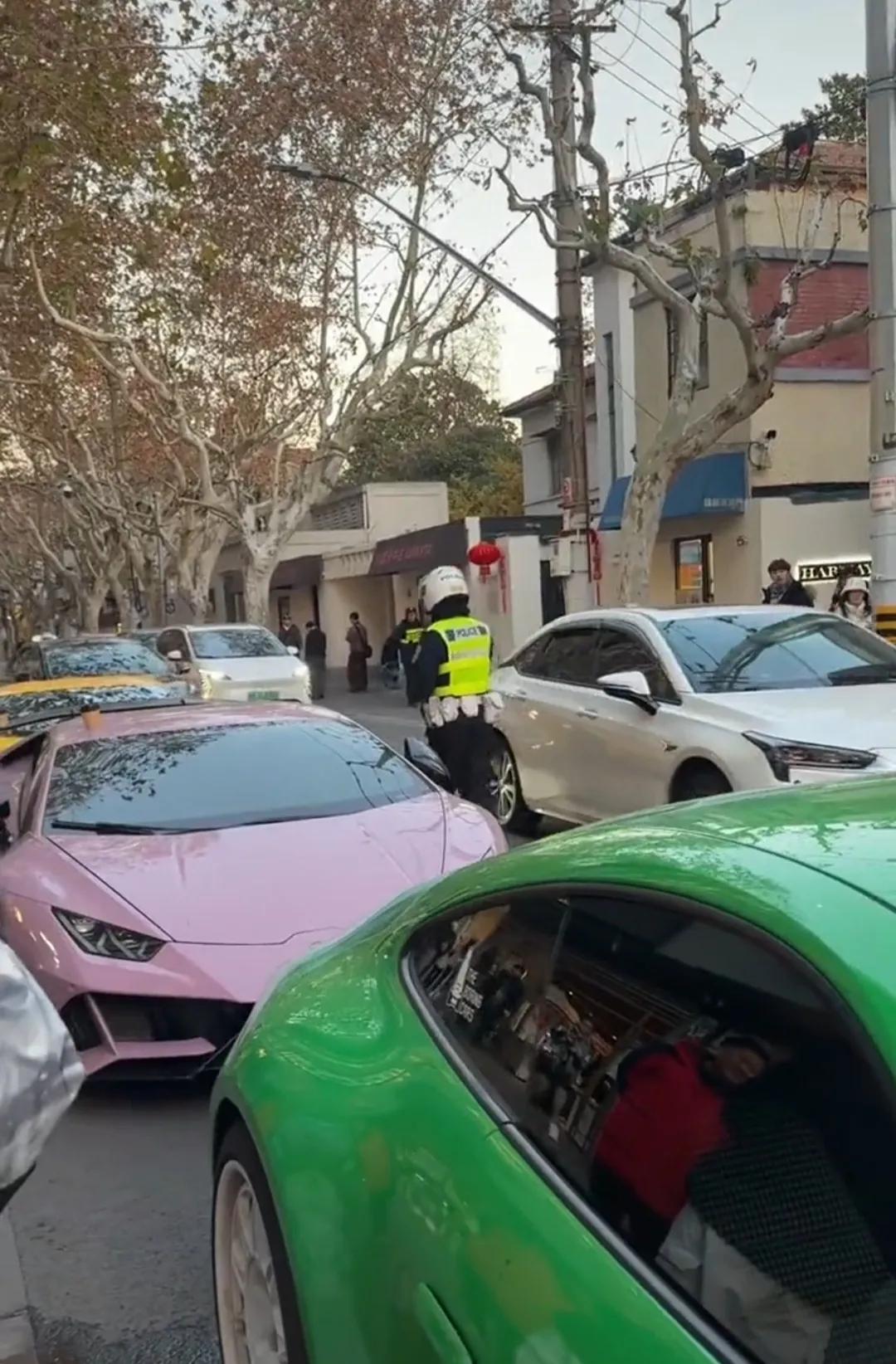 网友感慨，现在一天在上海看的豪车比之前一年都要多。
上海这些天的确是各种豪车频繁