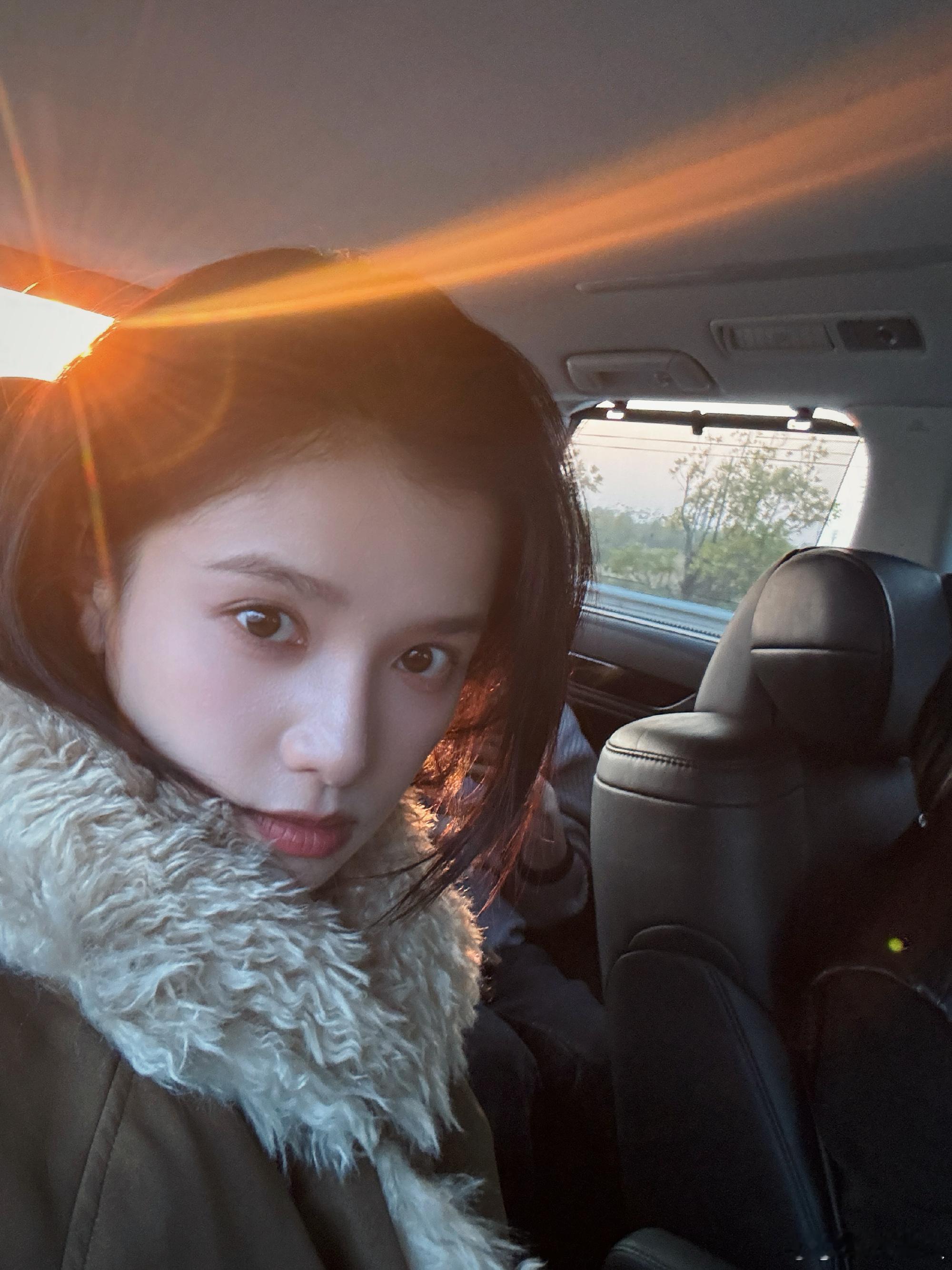 张婧仪 三奢女帝分享了三张自拍🤳 