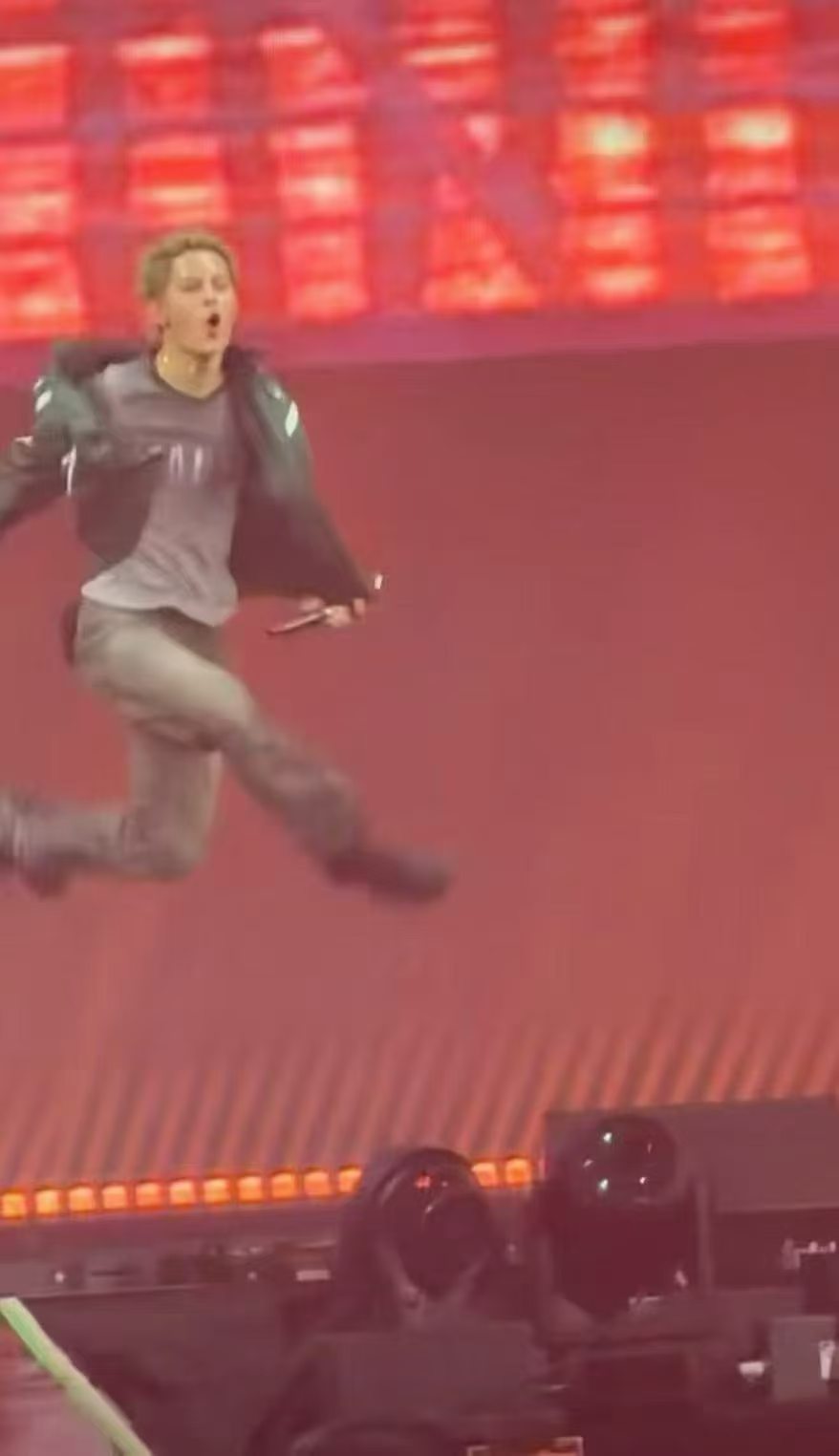 cortis演唱会哇塞哇塞第一次见到男爱豆在演唱会上站街这么热爱自己的歌能唱四五
