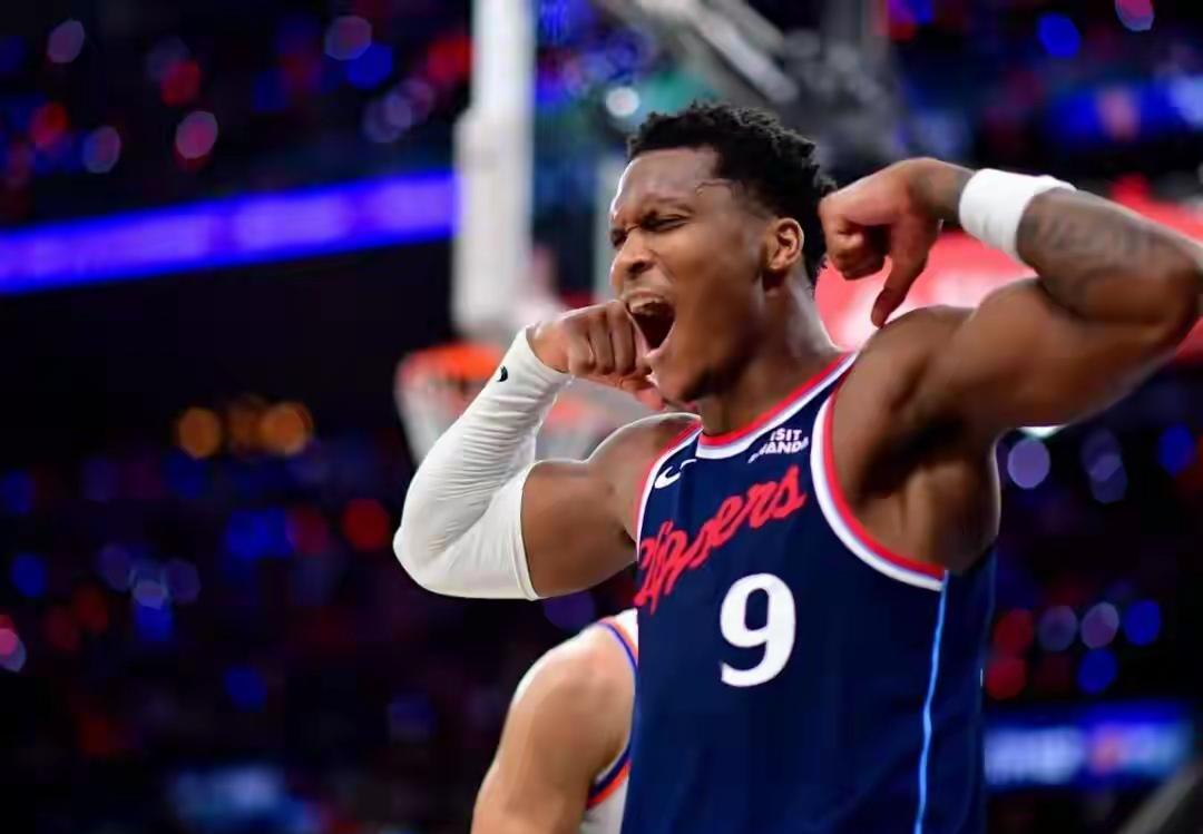 一波三连胜，快船再次将胜率提升到五成以上。鲍尔默偷笑，快船交易祖巴茨堪称完美打劫