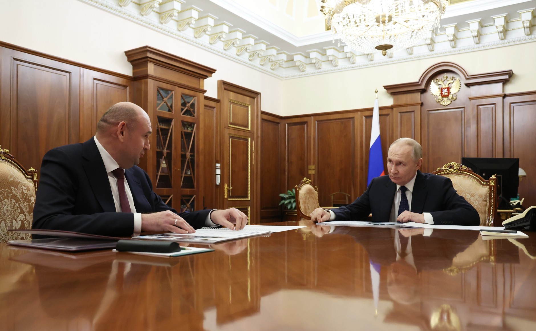 瓦洛佳小朋友  与奥伦堡州州长叶夫根尼·索恩采夫的会晤该地区负责人向总统报告了该