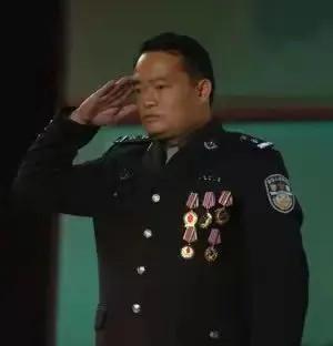 1992年，明正彬20岁的侄子参与贩毒，他大义灭亲侄子被判处死刑，在执行死刑的前