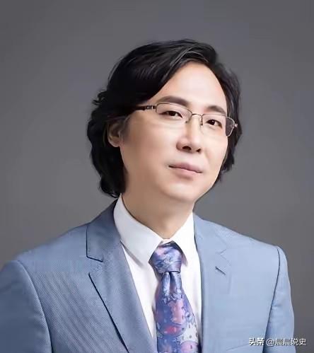 殿堂级男中音廖昌永：大学宿舍提菜刀险酿祸，恩师一按改写歌坛命运
 
谁能想到，堂