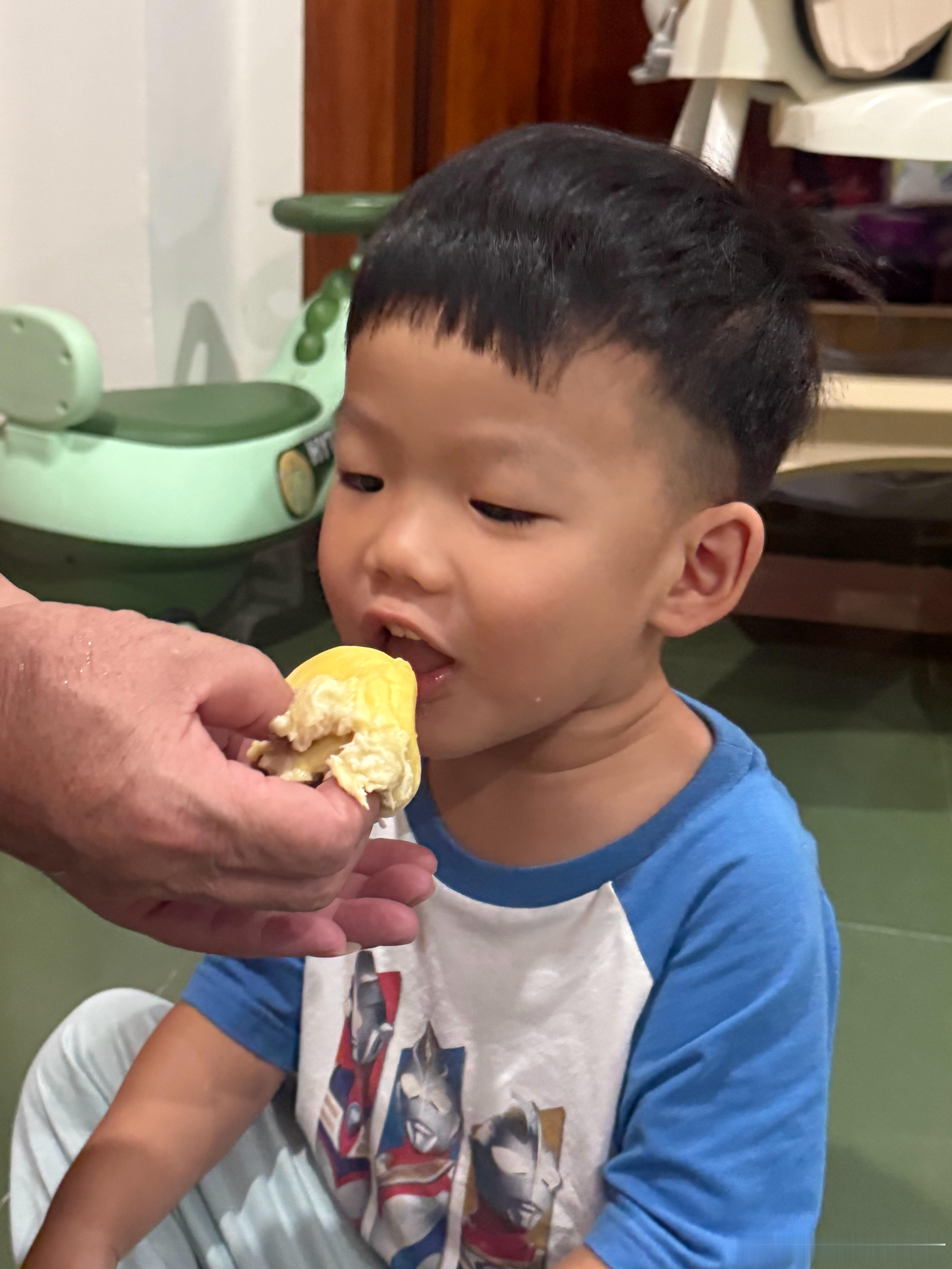 人类的幼崽第一次尝试吃榴莲