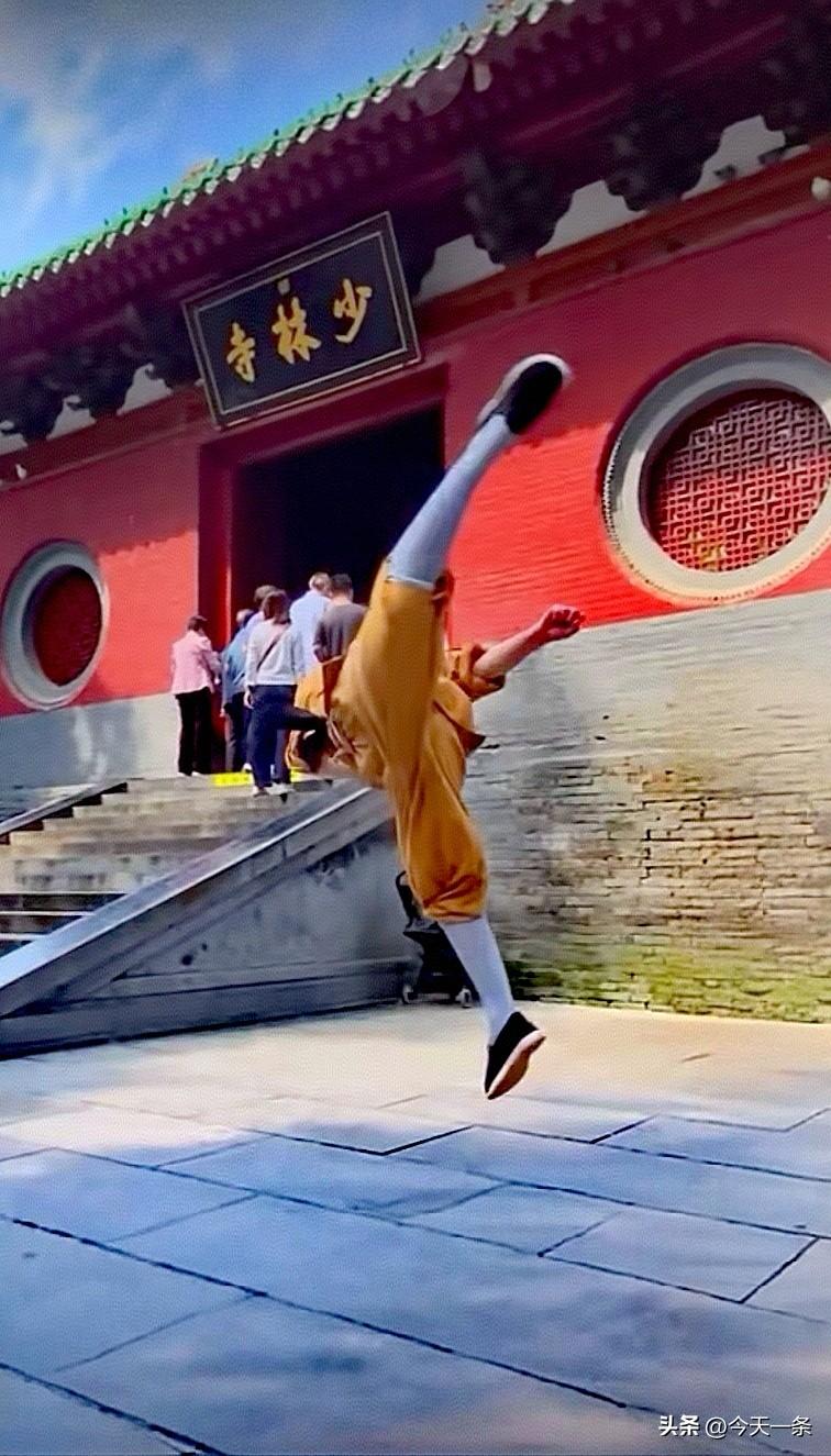 《少林咏》
一灯长照嵩云，禅心武魄同根生。 静则入定，动则降龙，刚柔相并。 壁面