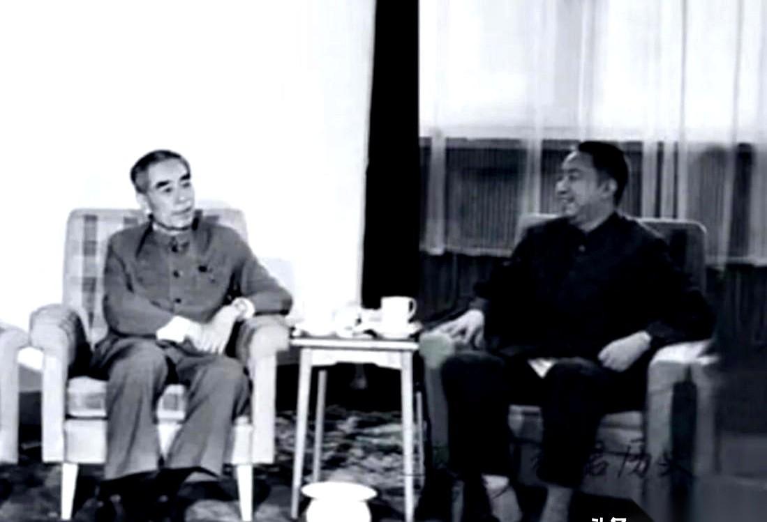 看到这张照片，我第一反应不是感动，是心疼。
真的，心都揪起来了。
这哪里像个总理