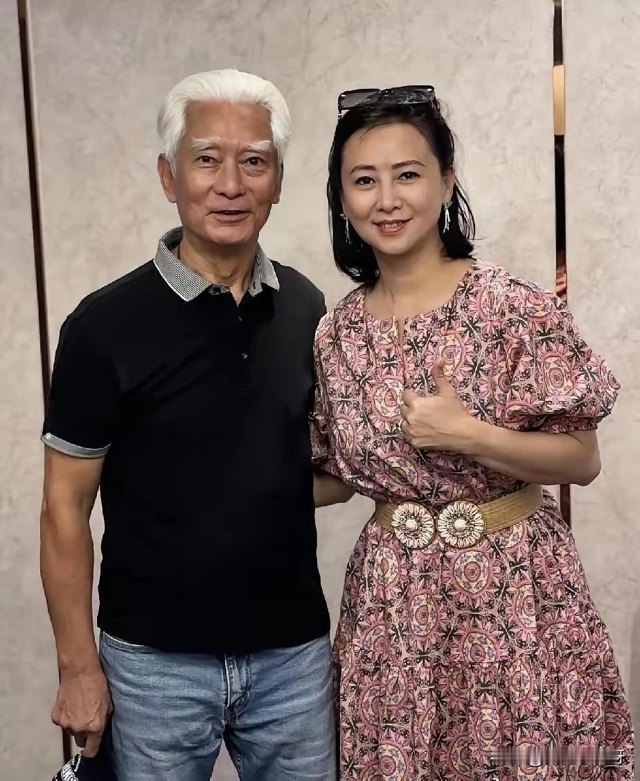 78岁高雄给57岁翁虹过生日同框的画面太有看点了，俩人站一起宛如祖孙三代，容貌差